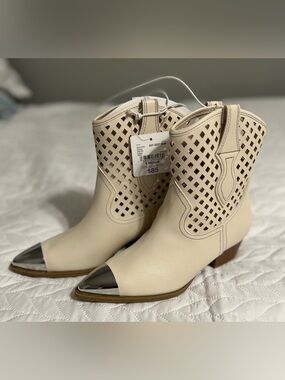 Arizona Jean Company Cream Perforated Cowboy Boots